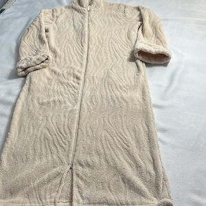 Oscar de la Renta zip front plush robe